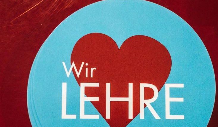 Ein runder Button auf dem "Wir lieben Lehre" geschrieben steht