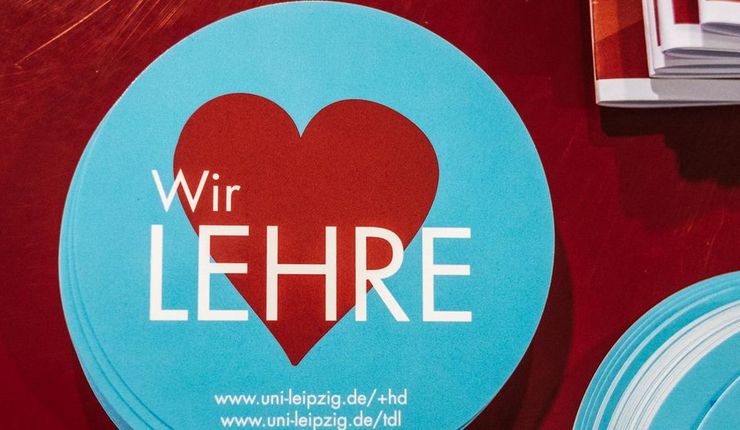 Ein runder Button auf dem "Wir lieben Lehre" geschrieben steht