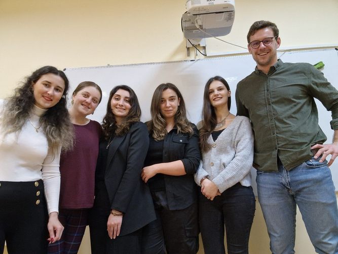 Bild vom Seminar in Tbilisi mit Studierenden und Herrn Heidel